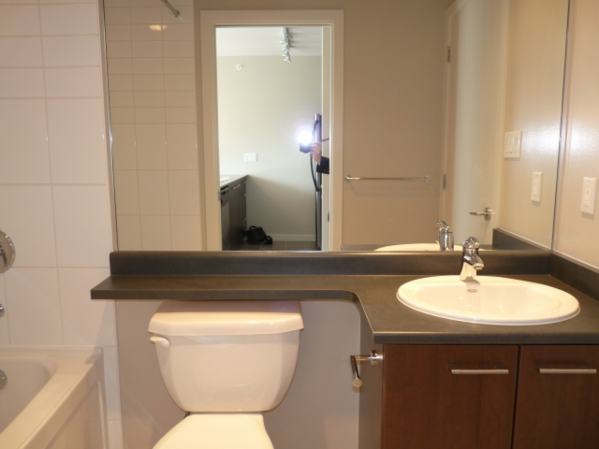 Bath at 1002 - 2979 Glen Dr, Coquitlam Center, Coquitlam